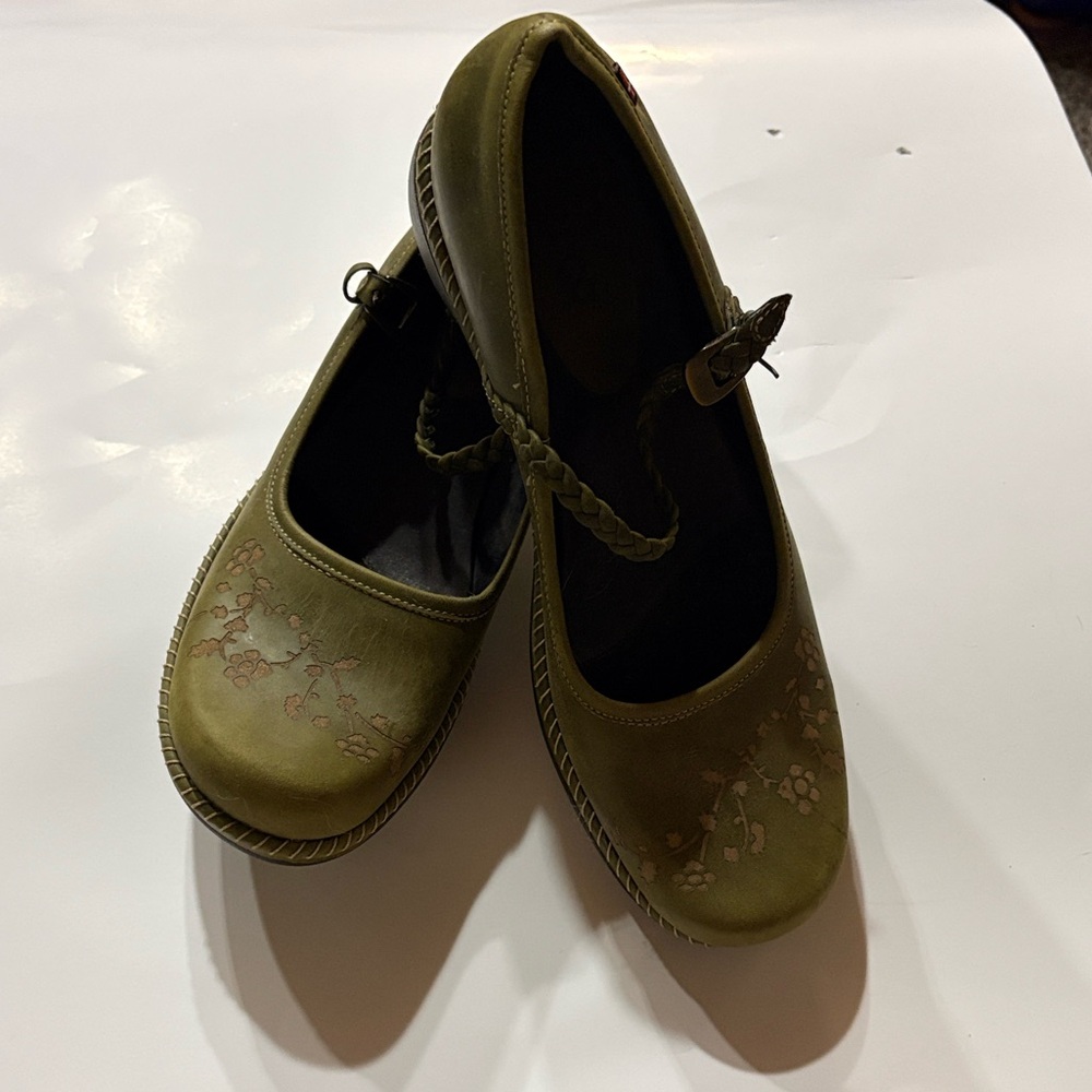 Olive Green Women's Mary Jane Shoes, great condition— tried on indoors only